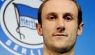 Der Neuzugang des Fußball-Bundesligisten Hertha BSC, Roman Hubnik, hält am Sonntag (03.01.2010) während der Präsentation der Neuzugänge in Berlin sein neues Trikot. Schlusslicht Hertha BSC ist am Sonntag als letztes Team aus dem Tabellen-Keller in die Vorbereitung auf die Rückrunde der Fußball-Bundesliga gestartet. Am Vormittag traf sich der komplette Kader zunächst zu einem Laktattest, ehe am Nachmittag die erste Trainingseinheit unter Flutlicht auf dem Programm steht. Foto: Rainer Jensen dpa/lbn +++(c) dpa - Bildfunk+++ Foto: dpa