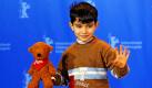 Der türkische Jungschauspieler Bora Altas winkt beim Pressetermin auf der Berlinale artig in die Kameras. Der kleine Schauspieler stellt seinen Film Honey vor.  Foto: ddp