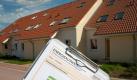 Interessenten sollten sich nicht mit dem Deckblatt des Energieausweises zufrieden geben - die wichtigen Kennzahlen stehen auf den nächsten Seiten. (Bild: Remmers/dpa/tmn) Foto: dpa
