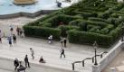 A maze is constructed in Trafalgar Square, between the fountains at the foot of Nelson's Column, in London, as part of a project by the West End Partnership to encourage visitors to explore hidden corners of the West End area of London, Monday, Aug. 2, 2010. The hedge maze is open to all visitors to explore and a program of cultural activities are planned to entertain those who venture into the labyrinth. (AP Photo/Kirsty Wigglesworth)

 Foto: ap