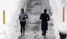 Im amerikanischen Denver laufen Jogger durch frischen Schnee, den ein Sturm in die Stadt gebracht hatte. Foto: ap