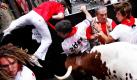 Das traditionelle Stiertreiben im nordspanischen Pamplona beginnt heute mit einem großen Fest. Beim sogenannten San-Fermín-Fest flüchten etwa 2000 bis 3000 Menschen eine 850 Meter lange Strecke vor aggressiven Stieren. Auf dem Foto hätte es fast einen Mann erwischt. In jedem Jahr gibt es hunderte Verletzte. Das Spektakel wird dennoch wieder viele Touristen und Einheimische anziehen. Foto: dapd