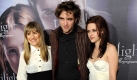 Die Schauspieler Kristen Stewart (r) und Robert Pattinson, sowie die Regisseurin Catherine Hardwicke posieren am Samstag (06.12.2008) im Mathäser Kino in München (Oberbayern) bei einer Autogrammstunde im Rahmen der Vorführung des Films Twilight - Biss zum Morgengrauen. Der Film spielte in den USA am Startwochenende über 70 Millionen Dollar ein. Am 15. Dezember 2008 läuft der Film in den deutschen Kinos an. Foto: dpa