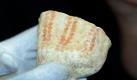 Rund 15 000 Jahre alt ist dieser mit Punkten bemalte Stein. Foto: Michele Danze Foto: dpa