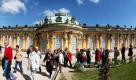 Besucher unternehmen einen Spaziergang bei strahlendem Sonnenschein im Park Sanssouci in Potsdam. Für die nächsten Tage ist für die Region wieder wechselhaftes Wetter mit Regen und Temperaturen zwischen 12 und 16 Grad Celsius vorhergesagt worden.  Foto: dpa
