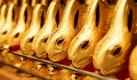 Schokoladen-Osterhasen stehen im Regal eines Berliner Warenhauses. Im Einzelhandel ist das Ostergeschäft in vollem Gange.  Foto: dpa