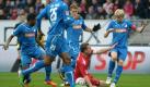 Hoffenheim wollten den zuletzt starken Offensivkräften aus Köln den Raum so eng wie möglich machen. So fand sich FC-Stürmer Lukas Podolski öfter inmitten eines 1899-Abwerrudels wieder. Foto: dpa
