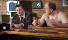 Mark (Ricky Gervais, li.) und sein Kumpel Greg (Louis C.K.) sind nicht gerade Überflieger. In einer Welt der Wahrheit, wird ihnen das auch von jedem vorgehalten. Foto: Universal Pictures