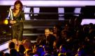 Stolze Schlagersängerin: Andrea Berg verlässt die Bühne mit ihrem Echo Künstler/Künstlerin/Gruppe Deutschsprachiger Schlager. Foto: ddp