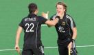 Hockey-Asse schießen sich warm: 6:0 gewinnt die deutsche Mannschaft gegen Kanada. Benjamin Wess (r) und Matthias Witthaus hatten leichtes Spiel. Foto: dpa
