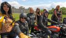 Harleyfahrer und Models posieren am Dienstag (28.07.09) vor dem Reichstag in Berlin mit ihren Motorraedern der Firma Harley-Davidson. Von Freitag (31.07.09) bis Sonntag (02.08.09) finden die 1. Harley Days in Berlin statt. 
 Foto: ddp