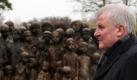 Der bayerische Ministerpraesident Horst Seehofer (CSU) steht in der Gedenkstätte Lidice, Tschechien, vor dem Denkmal der ermordeten Kinder von Lidice, nachdem er zuvor ein Blumengesteck niederlegte. In Lidice verübte die SS einen Racheakt für das Attentat auf Reinhard Heydrich. Insgesamt fielen dem Massaker 340 Menschen zum Opfer. Foto: dapd