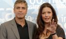 In der Komödie Ein (un)möglicher Härtefall von den Coen-Brüdern verfiel George Clooney alias Rechtsanwalt Miles Massey seiner extrem reizvollen Mandantin Marylin Rexroth, gespielt von Catherine Zeta-Jones. Ein Jahr später jagte sie als Europol-Agentin Isabel Lahiri in Steven Soderberghs Ocean's Twelve den Gentleman-Gauner Danny Ocean. Foto: dpa