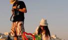 Während Italiener und Spanier kein Blatt vor den Mund nehmen, gibt es bei einer Beziehung mit jemandem aus Singapur viele Feinheiten zu beachten. Ganz wichtig: Kritik wird nicht einfach ausgesprochen, sondern um viele Ecken und durch die Blume formuliert, sonst kommt sie einer Kriegserklärung gleich. Und wer im Streit eine Tür knallt, kann genauso gut die Scheidung einreichen: Das ist nämlich ein Zeichen für Trennung. Foto: dapd