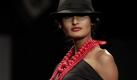 Ein Model zeigt bei der indischen Modewoche eine Kreation der Designerin Ritu Beri. Foto: ap