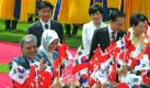 Turkish President Abdullah Gul, left, and his wife Hayrunnisa along with South Korean President Lee Myung-bak, second from right, and his wife Kim Yoon-ok, right, wave to South Korean children during a welcoming ceremony at the presidential Blue House in Seoul, South Korea, on Tuesday, June 15, 2010. (AP Photo/Kim Jae-hwan, Pool)


Der türkischen Präsident Abdullah Gül und seine Frau Hayrünnisa zusammen mit dem südkoreanischen Präsident Lee Myung-bak und seine Frau, winken südkoreanischen Kinder während einer Begrüßungszeremonie im Blue House in Seoul, Südkorea. Foto: ap