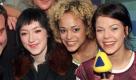 Nä, wat süüüß: im Jahr 2001 posieren die damaligen Viva-Moderatorinnen Charlotte Roche (M.), Milka Loff Fernandes (M.r.) und Jessica Schwarz (r.) mit den quitschgelben Mikrofonen des damals angesagten Musiksenders. Geschadet hat ihnen das Engagement nicht - alle drei haben eine respektable Karriere hingelegt. Foto: dpa