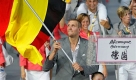 Dallas Mavericks center Germany's Dirk Nowitzki carries the flag of Germany during the opening ceremonies for the Beijing 2008 Olympics in Beijing, Friday, Aug. 8, 2008. (AP Photo/Ricardo Mazalan) Foto: ap