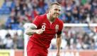 Wales' Craig Bellamy feiert sein Tor im Freundschaftsspiel gegen Norwegen. Der Stürmer des FC Liverpool macht nicht immer nur mit Toren auf sich aufmerksam - so soll er 2007 einen Mitspieler mit dem Golfschläger attackiert haben, weil der nicht beim Karaoke-Singen mitmachen wollte.  Foto: dapd