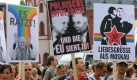 Teilnehmer der Christopher Street Day Parade halten am Samstag (29.07.2006) auf dem Römerberg in Frankfurt am Main Plakate. Mit schrillen Kostümen und Plakaten mit politischen Botschaften sind Tausende Schwule und Lesben durch Frankfurts Innenstadt gezogen, um den weltweiten Christopher Street Day (CSD) zu feiern. Unter dem Motto Keine Diskriminierung. Nirgendwo solidarisierten sich die Teilnehmer mit polnischen Homosexuellen, die als Gäste an dem bunten Umzug teilnahmen. Laut Polizeiangaben kamen rund 3000 Teilnehmer bei immer noch hochsommerlichen Temperaturen zur Parade.
 Foto: dpa