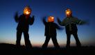 Drei Maedchen tanzen mit ausgehoehlten Kuerbissen in der Abenddaemmerung anlaesslich des Halloween-Fests auf einem Feld im suedhessischen Gross Gerau (Foto vom 28.10.09). In Nordrhein-Westfalen feiern offenbar weniger Buerger Halloween als noch vor einigen Jahren. 'Der Boom hat nachgelassen', sagte der Bonner Brauchtumsexperte Alois Doering der Nachrichtenagentur ddp. So sei die Zahl Party- und Dekoartikel für Halloween in den Geschaeften 'erheblich zurueckgegangen'. Auch hingen weniger Plakate und Hinweise auf das US-amerikanische Fest in den Innenstaedten, Haeuser seien weniger oft mit gruseligen Kuerbissen geschmueckt. Nach wie vor sehr beliebt und weit verbreitet seien allerdings Halloween-Partys fuer junge Erwachsene.
 Foto: ddp