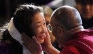 Der Dalai Lama legt der Schauspielerin Sandra Oh während einer Audienz in Calgary, an der 15.000 Menschen teilnehmen, einen Schal um den Hals. Foto: ap