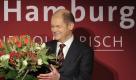 Der SPD-Spitzenkandidat für die Bürgerschaftswahl in Hamburg, Olaf Scholz, bekommt nach der Bekanntgabe der ersten Prognose rote Rosen. Nach ersten Prognosen ist die SPD die klare Siegerin.
 Foto: dadp