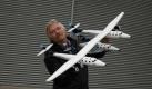 Ein Adliger hat einen Traum: Virgin-Chef Sir Richard Branson mit einem Modell des Mutterschiffs White Knight Two, die sein SpaceShipTwo ins All befördern soll. Branson ist der Boss eines der wohl skurrilsten Unternehmen der Welt - so befinden sich etwa Musik, Eisenbahnlinien und ab 2012 Weltraumreisen im Portfolio von Virgin. Foto: Virgin Galactic