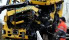Ein völlig zerstörter Lastwagen wird in der Nähe des schleswig-holsteinischen Neumünster zum Abtransport vorbereitet. Am frühen Morgen war der Lastwagen auf der B 205 aus noch ungeklärter Ursache mit einem entgegenkommenden LKW zusammengestoßen. Der 35 Jahre alte Unfallverursacher kam dabei ums Leben, der Fahrer des anderen Lasters wurde leicht verletzt.  Foto: dpa