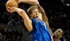 Dallas erneut besiegt: 101:104 in Portland
Vorspann:	
Text:	
Portland (dpa) - Die Dallas Mavericks sind in der nordamerikanischen Basketball-Liga NBA vom Erfolgskurs abgekommen. Drei Tage nach der Niederlage gegen Titelverteidiger Los Angeles Lakers verlor das Team von Dirk Nowitzki auch bei den Portland Trail Blazers mit 101:104. 28 Punkte und elf Rebounds des Würzburgers konnten die 20. Saisonniederlage der Texaner nicht verhindern. In der Tabelle der Western Conference fielen die Mavericks auf Platz drei hinter San Antonio und den LA Lakers zurück.
Ressort:	Schlaglichter
Schlagworte:	Basketball/NBA/ Foto: dpa