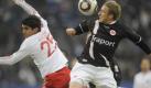 Hamburgs Tomas Rincón (l.) und Frankfurts Patrick Ochs (r.) kämpfen um den Ball. Foto: dpa