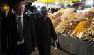 Der Bundesminister fuer wirtschaftliche Zusammenarbeit und Entwicklung, Dirk Niebel (FDP, l.), laesst sich am Sonntag (30.10.11) die Altstadt von Marrakesch, die Medina, im Koenigreich Marokko von einem Fremdenfuehrer zeigen. Vier Wochen vor den Parlamentswahlen in Marokko ist der deutsche Entwicklungsminister Dirk Niebel in das nordafrikanische Land geflogen. 'Vor den Parlamentswahlen am 25. November moechte ich Vertreter von Regierung, Parlament und Opposition zu weiteren politischen und wirtschaftlichen Reformen ermutigen', sagte Niebel. (zu dapd-Text) *** Local Caption *** . Foto: Clemens Bilan/dapd Foto: dapd