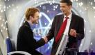 ARCHIV - Moderatur Günther Jauch (r) gratuliert am 18.10.2002 in Köln seinem ersten Euro-Millionär Gerhard Krammer, nachdem dieser im RTL-Quiz 'Wer wird Millionär?' als erster Kandidat seit Einführung des Euros eine Million gewonnen hat. Der 24-jährige Philosophiestudent aus Ensdorf bei Regensburg war nach zwei Millionären aus DM-Zeiten der dritte Kandidat, der alle Fragen richtig beantwortete. Zum 10. Jubiläum der RTL-Quizsendung «Wer wird Millionär?» wird Moderator Günther Jauch an diesem Freitag (25. September) von seinem Sender überrascht. Foto: RTL/Gregorowius dpa (zu dpa 0364 vom 21.09.) +++(c) dpa - Bildfunk+++ Foto: dpa