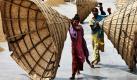 Es regnet nicht mehr  Frauen aus Bangladesch entfernen die Abdeckungen für Reis in der Hauptstadt Dhaka. Foto: ap