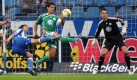 Spannend ging es auch in Bochum zu. Vahid Hashemian (l) schoss den VfL, der noch immer auf Trainersuche ist, gegen den deutschen Meister aus Wolfsburg zunächst in Führung.
 Foto: dpa