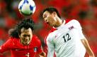 Nordkorea: Nordkorea setzt auf Stürmer Jong Tae Se, der nicht in der heimischen Liga spielt. Der 26 Jahre alte Angreifer verdient bei Kawasaki Frontale sein Geld - in Japan. Dort wurde der Mann mit den koreanischen Wurzeln auch geboren. Im Nationalteam schoss er sich bei den Ostasienmeisterschaften 2008 erstmals ins Rampenlicht. Foto: dpa