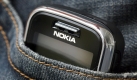 Es gibt zwar keine Studien, die belegen, dass ein Handy in der Hosentasche den Hoden schaden könnte. Aber auch keine, die das Gegenteil beweisen. Also: Lieber auf Nummer Sicher gehen und das Handy in die Jacke stecken. Foto: dpa