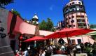 Im Biergarten des Hundertwasserhauses Grüne Zitadelle in Magdeburg sitzen bei sonnigem Wetter zahlreiche Gäste unter Sonnenschirmen. Das 33 Meter hohe Gebäude in der Altstadt der Landeshauptstadt von Sachsen-Anhalt ist das letzte große Bauprojekt des österreichischen Künstlers Friedensreich Hundertwasser (1928-2000) und ein beliebtes Ziel für Touristen. Foto: dpa