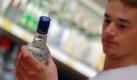 Alkohol ist ein teueres Laster. Nicht nur, weil man für eine Flasche mitunter viel Geld hinblättern muss, sondern auch, weil man ganz schön blechen muss, wenn man mit Promille im Blut am Autosteuer erwischt wird. Bußgelder in Höhe von bis zu 1500 Euro drohen - und meist ist auch der Führerschein erstmal weg. Foto: ddp