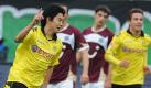 Shinji Kagawa (l) führt die Dortmunder auf die Siegerstraße. Sein 1:0 blieb nicht das letzte Tor der Partie. Foto: dpa