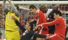 Die Stürmer des FC Bayern München, Miroslav Klose und Luca Toni, bemühen sich gemeinsam um die Lufthoheit im Heimspiel gegen Girondins Bordeaux. In diesem Fall vergebens. Foto: ddp