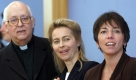 Auch zu Politikern hat Käßmann einen guten Draht: Familienministerin Ursula von der Leyen holte sie und Kardinal Georg Sterzinsky, den katholischen Erzbischof von Berlin, 2006 in das Bündnis für Erziehung. Fünf Jahre zuvor hatte sie der damalige Bundeskanzler Gerhard Schröder bereits zum Mitglied im Rat für nachhaltige Entwicklung gemacht. Foto: ddp