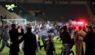 Ein Kuscheltier fliegt durch die Luft, Kinder liegen am Boden: Der jüngste Gewaltexzess im ägyptischen Fußball war nach Ansicht des Fan-Forschers Gunter A. Pilz das Ergebnis von politischen Machtspielen. «Das hat weniger, fast gar nichts, mit typischen Fußball-Auseinandersetzungen zwischen Fans zu tun. Der Fußball in seiner großen Attraktivität wird hier benutzt, um politische Brutalitäten und Machtspiele durchzuführen», sagte der Hannoveraner Professor. Foto: dpa