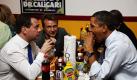 Burger statt Pelmeni: Der russische Präsident Dmitri Medwedew (links) und US-Präsident Barack Obama bei einem Arbeitsessen in einem Burger-Restaurant im US-amerikanischen Arlington. Medwedew befindet sich gerade auf seinem ersten offiziellen Besuch in Washington, wo er mit Obama voraussichtlich über Handel und Wirtschaft sprechen wird. Foto: dpa