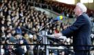 Der Präsident der Technischen Universität (TU) Braunschweig, Jürgen Hesselbach, begrüsst im Fussball-Stadion des Zweitligisten Eintracht Braunschweig 3.000 Studenten des ersten Semesters. Es ist das erste Mal, dass die Hochschule wegen des großen Bewerberansturms ein Stadion angemietet hat. Foto: dapd