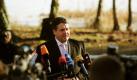 Der Parteivorsitzende der SPD, Sigmar Gabriel, spricht in Potsdam vor Beginn der Klausurtagung seiner Partei zu Journalisten. In der brandenburgischen Landeshauptstadt wird über den Entwurf der Parteispitze für ein «Fortschrittsprogramm» beraten. Darin sprechen sich die Sozialdemokraten dafür aus, Arbeitnehmer mit einem monatlichen Bruttoeinkommen zwischen 800 und 3000 Euro steuerlich zu entlasten. Foto: dpa