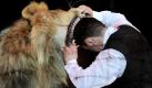 Der ukrainische Dompteur Vladislav Goncharov steckt seinen Kopf während einer Probeaufführung des internationalen Zirkusfestivals in Budapest in das Maul des Löwen.  Foto: ap