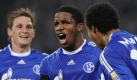 Felix Magath hat ihn stark gemacht: In der Partie gegen Hannover 96 brachte Schalkes Jefferson Farfan (Mitte, 25) die Gelsenkirchener mit seinem fünften Saisontor mit 1:0 in Führung. Der 20 Jahre alte Tscheche Jan Moravek erhöhte später zum 2:0-Endstand. Foto: dpa