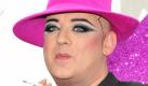 Es muss ja nicht jeder herumlaufen wie ich. Aber die Menschen müssen toleranter werden gegenüber allem Andersartigen, sexuell, religiös, was auch immer, sagte Boy George dem Kölner Stadt-Anzeiger. Gerade was Toleranz gegenüber Homosexualität betreffe, habe sich in den vergangenen Jahren nicht genug getan. Ich bin nicht sicher, ob die Welt weniger verklemmt und homophob ist als vor 20 Jahren. Auf den Schulhöfen ist schwul immer noch ein Schimpfwort, kritisierte er. Boy George selbst hat sich nach eigenen Worten zumindest in modischer Hinsicht durchaus verändert: Ich laufe nicht mit Hosen herum, aus denen mein Hintern heraushängt. Das überlasse ich den Teenagern, sagte er. (dapd) Foto: dpa