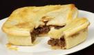 Der Meat Pie, eine Pastete mit Tomaten-Hackfleischsoße, ist zusammen mit den Sausage Rolls, Würtschen im Brotteig, der beliebteste Snack für zwischendurch in Australien. Foto: wikipedia/ Pengo/ Creative Commons Licence